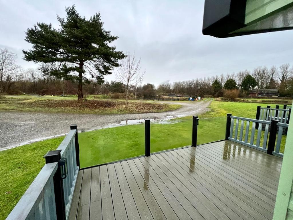 2 Bedroom Lakeview Lodge - Ensuite & Balcony Deck 칸포스 외부 사진